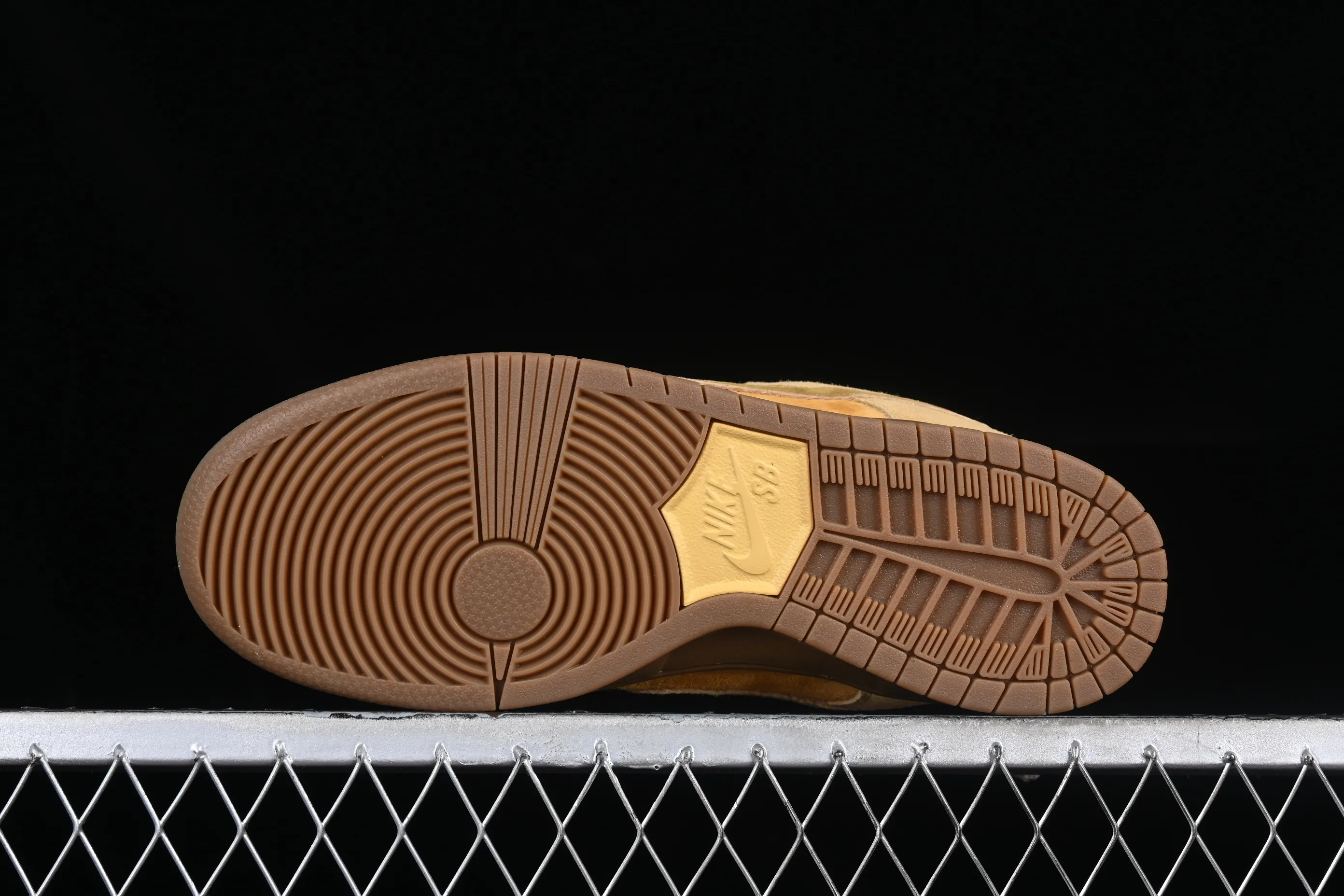 All categories Nk SB Dunk series Nk SB Dunk Low low-top sneakers K version Nk Dunk Low fallen leaf yellow SB low-top sports and leisure sneakers 883232-700